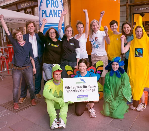 Jubelnde PartnerInnen und HelferInnen beim 2. GLOBAL 2000 FAIRNESS RUN 2015 auf der Wiener Mariahilfer Straße